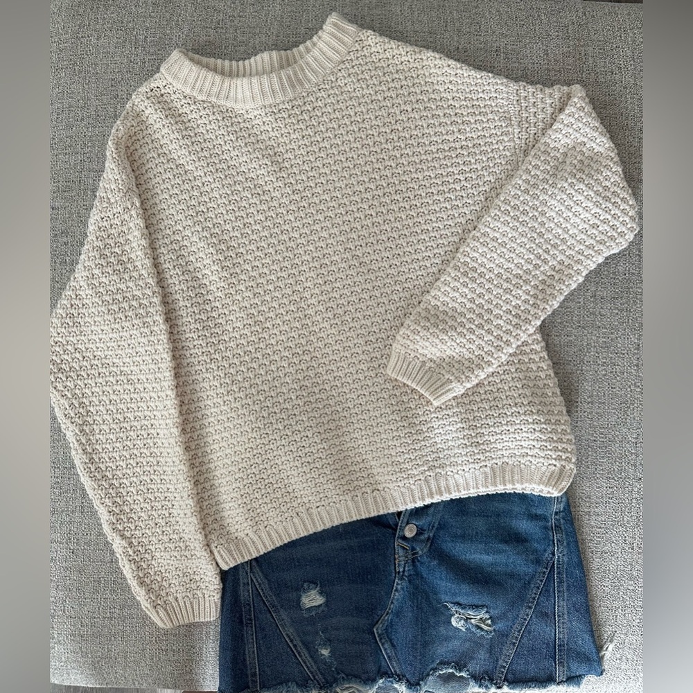 Universal Thread crew neck sweater. Oversized fit size small.